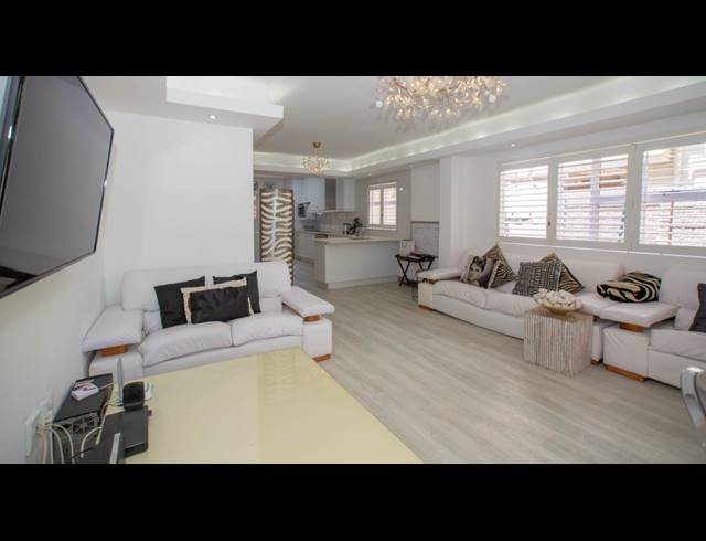 3 BEDROOM TOWNHOUSE FOR SALE IN UMHLANGA CENTRAL